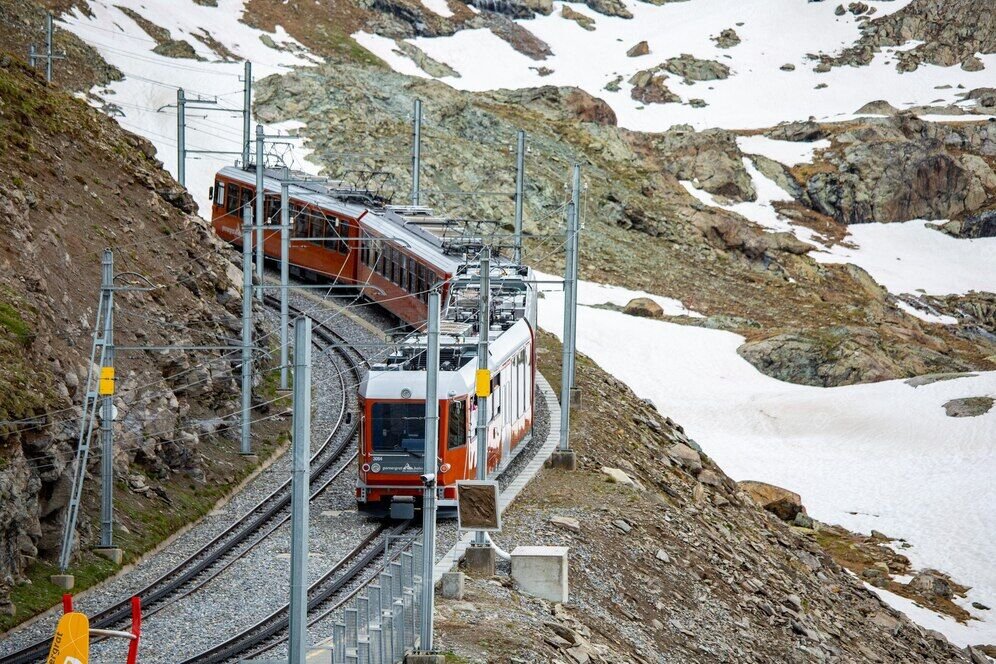 zermatt-switzerland-june-11-2018-train-running-trasportation-passenger-other-station-matterhorn-zermatt-switzerland_255544-1946