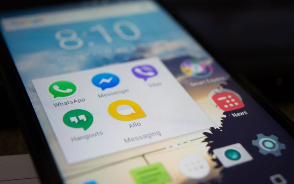 Android phone screen showing the WhatsApp and Messenger app icons