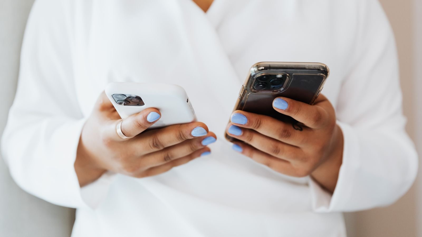 Transfer WhatsApp chats: person holding an old and a new smartphone side by side